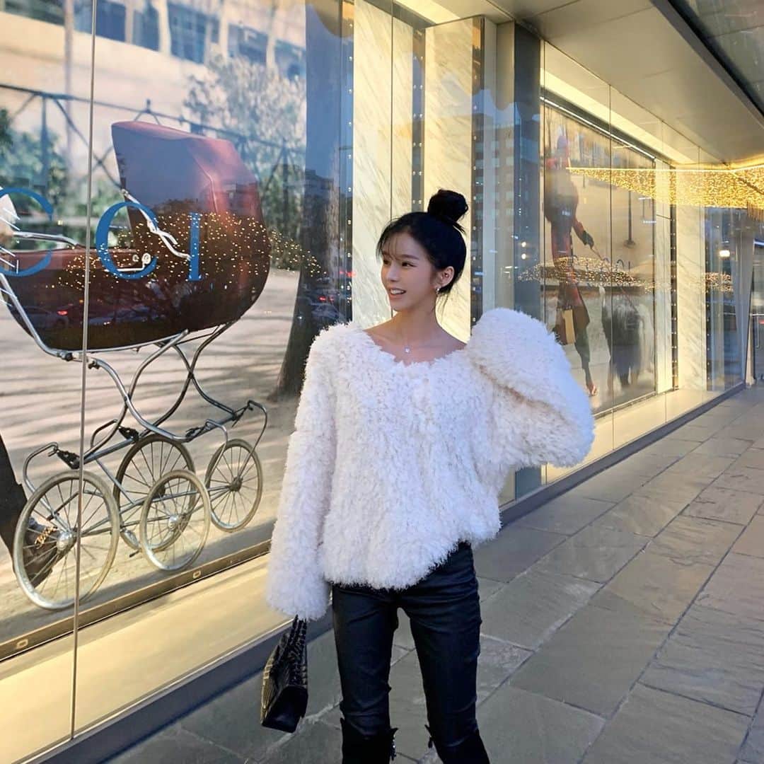 Son Ju Heeさんのインスタグラム写真 - (Son Ju HeeInstagram)「문의 많았던 보들보들 니트 업뎃완료♥️ 완전 보들한 촉감 대박에 이뿜뿜 . . . #RISHOP #리샵」11月8日 22時00分 - juhee__ss