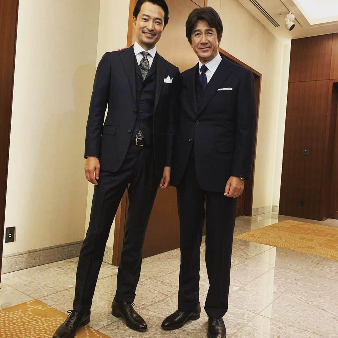 前川泰之さんのインスタグラム写真 - (前川泰之Instagram)「昨日、SUITS OF THE YEAR 2019に特別賞のプレゼンターとして参加してきました。 そしてそこで久しぶりに、受賞者の一人でもある草刈正雄さんにお会い出来ました^_^！ NHKのドラマ『美女と男子』、『真田丸』以来でしたが、嬉しかったー✨✨✨　またお芝居でご一緒したい！！素敵な夜になりました^_^  #SUITSOFTHEYEAR2019 #草刈正雄　#真田丸　#美女と男子」11月8日 22時12分 - maekawa_yasuyuki_official