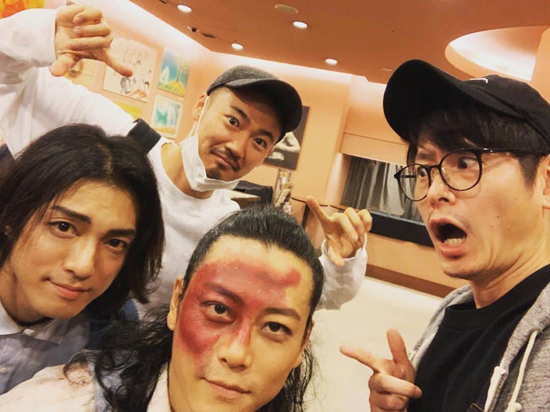 のインスタグラム：「昨日はBOW主宰のゆうすけと大竹一重さん、劇団天PASSIONのメンバーのまさ出演の舞台『火男の火』を観劇。 各々の生き様を感じさせるエンターテインメント作品。 シアターＸカイにて、日曜日まで公演中❗️ ゆうすけの顔が‼️ 殺陣がバンバンあったので千秋楽まで怪我のないように✨  ひとちゃんと写真撮り忘れた😥  #城戸裕次#庄田侑右#大竹一重　さん#砂押正輝#青木健#舞台#舞台鑑賞#シアターＸカイ#火男の火#舞台#役者」