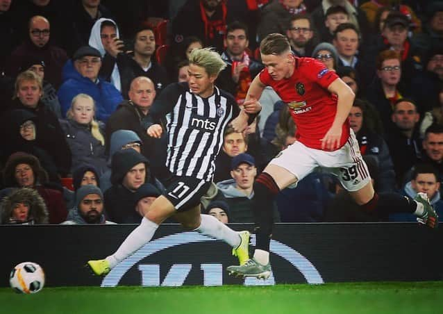 浅野拓磨さんのインスタグラム写真 - (浅野拓磨Instagram)「Europa League vs Manchester United 2nd leg.  ヨーロッパリーグ、アウェイでのマンチェスターU戦。 結果は0-3。 力の差を感じた。 まだまだ全然あかんな。と改めて思った。 少しでもこの差を埋めていけるように、成長していけるように毎日やるだけやな。  当たり前やけど頑張ろ。 『感謝。』 #europaleague  #manchesterunited  #感謝。」11月8日 22時05分 - asatakugram