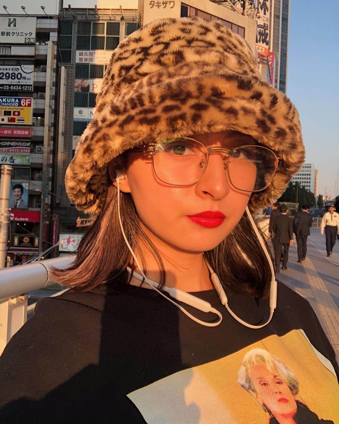 Julia Castroさんのインスタグラム写真 - (Julia CastroInstagram)「秋冬は帽子を楽しみましょ。 帽子が多すぎて置き場に困ってる🤷🏻‍♀️ でも大好きだからいいの🧡 . #leopard #buckethat  #bucket #fashion  #fall #winter #autumn #aw #fallfashion #style #Tokyo #japan #sunset #selfie  #秋冬 #秋ファッション #秋コーデ #秋 #冬 #冬ファッション  #バケハ #レオパード #帽子 #眼鏡 #伊達眼鏡 #julifashion」11月8日 22時09分 - julia.c.0209