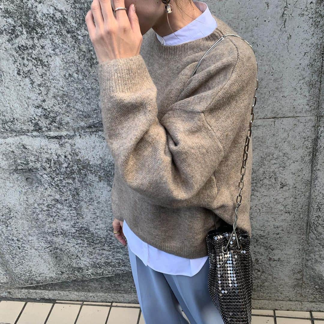 Mie Kawanoのインスタグラム：「今日は次男の音楽会♬ 頑張ってる姿に感動♡ その後パパと久々の2人lunch🍴 新しいニットが肌触り良くて気持ち良い𓂬 さっそくスニーカーも下ろした👟 ニット @openclose_official  _________________________________________ #openclose #openclosesnap #bigotre #ENSUITELUMIERE #エンスウィートルミエール##ootd #code #coordinate #mamacode #コーデ#コーディネート#ママコーデ#instagood #instafashion」
