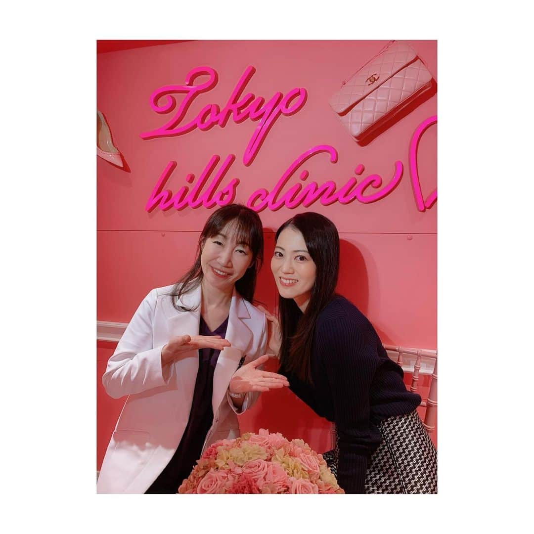 煌月爽矢のインスタグラム：「.﻿ .﻿ 先日、久しぶりに#東京ヒルズクリニック　さん行けました♡﻿ ﻿ ﻿ やっとメンテナンスできた😭✨﻿ ﻿ 今回、初めてフェイスアップレーザーHG（ハイグレード）を体験しました。﻿ 熱で一度ダメージを与えて、創傷治癒能力で肌の引き締めリフトアップしてくれるレーザー✨✨﻿ ﻿ フェイスライン改善とたるみ防止。自分の力では難しい部分のケアを強力にサポートして下さって本当に嬉しいです！﻿ HGは小じわと毛穴の開きにも効くので肌質改善すらも出来る優れもの。﻿ ﻿ ﻿ ﻿ 大好きな祥子センセ、いつもお世話になってます♡﻿ ﻿ レーザー中の動画頂いたからアップしちゃいます(*´ｪ｀*)﻿ ﻿ ﻿ #美肌トリートメント﻿ #美容皮膚科﻿ #東京ヒルズクリニック﻿ #高田馬場﻿ #とぅるーん♪﻿ #お肌に贅沢させてあげる日﻿ #フェイスアップレーザー﻿ #美容 #美肌ケア」