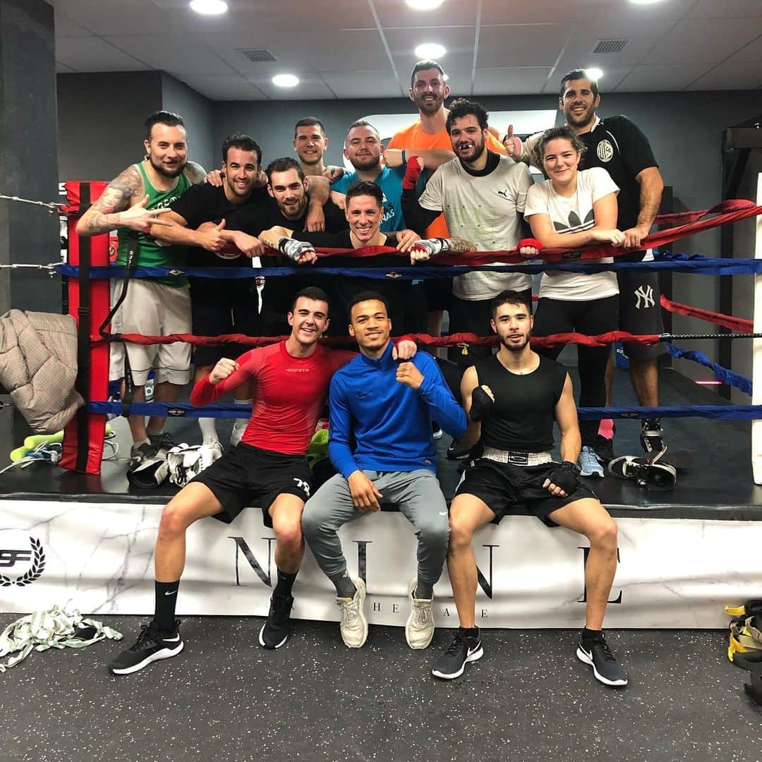 フェルナンド・トーレスのインスタグラム：「Los viernes saben diferente en @9fitness #boxing #thecave 🔥 🥊 💪🏼 🔝」
