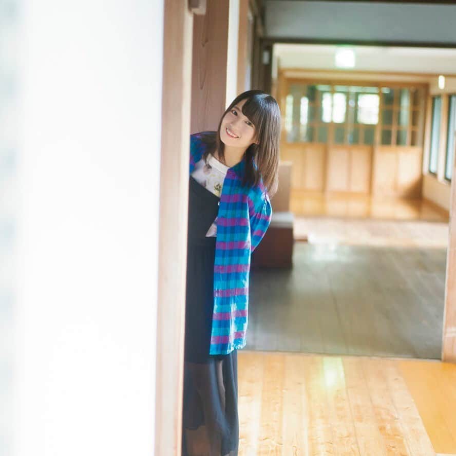 週刊少年マガジンのインスタグラム：「発売中の #マガジン 49号、巻頭グラビアは  #日向坂46 #小坂菜緒 さん！  ３作連続センターの日向坂46絶対エースが #週マガ に登場！  撮影 / YOROKOBI スタイリング / 優哉 ヘアメイク / 大出理紗 デザイン / 坂上和也（ banjo ） 衣装協力 / PLAY BACK VINTAGE STORE / Bernet」
