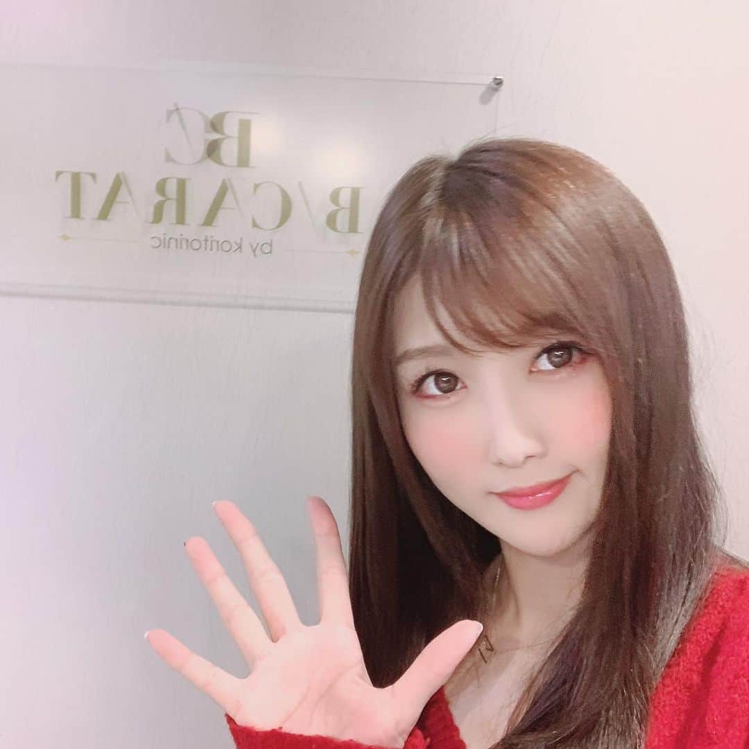 大槻ひびきさんのインスタグラム写真 - (大槻ひびきInstagram)「B/CALATさんで 美顔鍼をしていただきました🥰 いつも院長の杉崎先生が 鍼でむくみを取ってくださって 今回も頬がスッキリして大満足です🌸 電気を流してピクピクすると 顔の筋肉がほぐれて心地いいです😊 杉崎先生ありがとうございました🌸 院長指名の方は院長へ直接DMで予約できるそうです⭐️ #杉崎先生 #きゅきゅっと美容鍼#BCALAT式美容鍼 #BCALATbykoritorinic #BCALAT #Beauty #Body #Balance #笹塚 #笹塚美容鍼 #美容鍼 #美顔鍼 #痛くない #痛くない美顔鍼 #駅近 #リフトアップ #小顔」11月8日 22時27分 - yanhibi0221