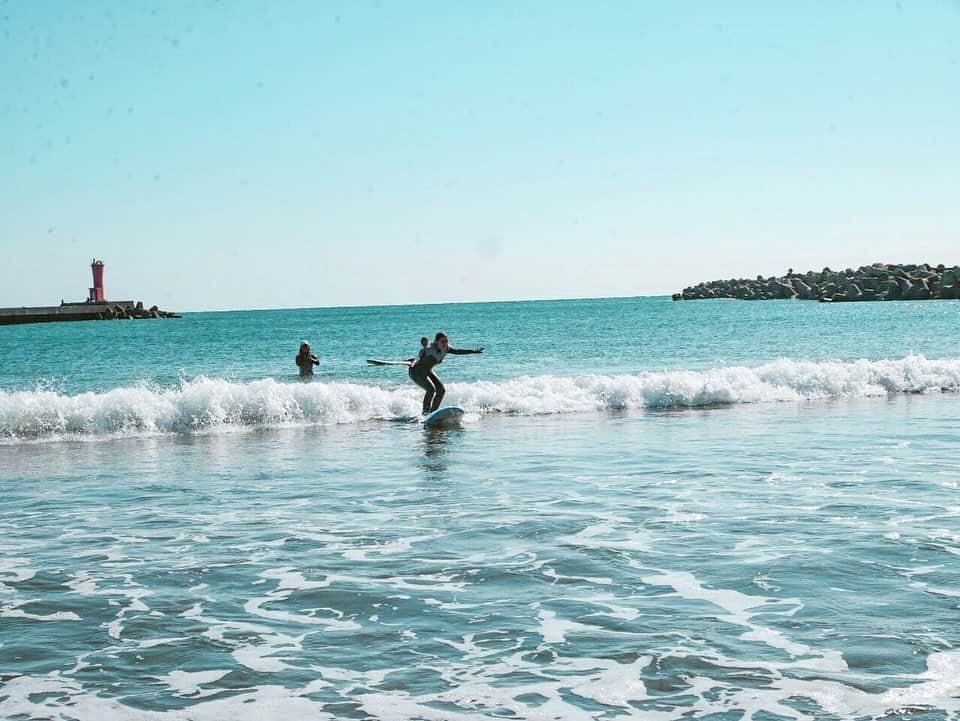 金子藍さんのインスタグラム写真 - (金子藍Instagram)「初サーフィン🏄‍♀️ . かなちゃんがホストファミリーをしており、今回海のないオーストリアから留学して来ているアニカをサーフィン体験に連れて来てくれました💓 . 「私は海が好きです」 「日本は面白いです」と話してくれ 最後には 「サーフィン楽しいです、ありがとうございました」と言われ、2月に帰ってしまう彼女にサーフィンを経験してもらう事が出来、良かったなぁと . かなちゃん💓 こんな経験させてくれてありがとう 📷 @mom.of.2.boys.k . サーフィンレッスン受付中 @ailasurfingschool .  #surf #伊良湖 #サーフィン #サーフィン体験 #サーフィン女子 #healthy #アクティブ #haneypresets」11月8日 22時27分 - aikaneko_surf
