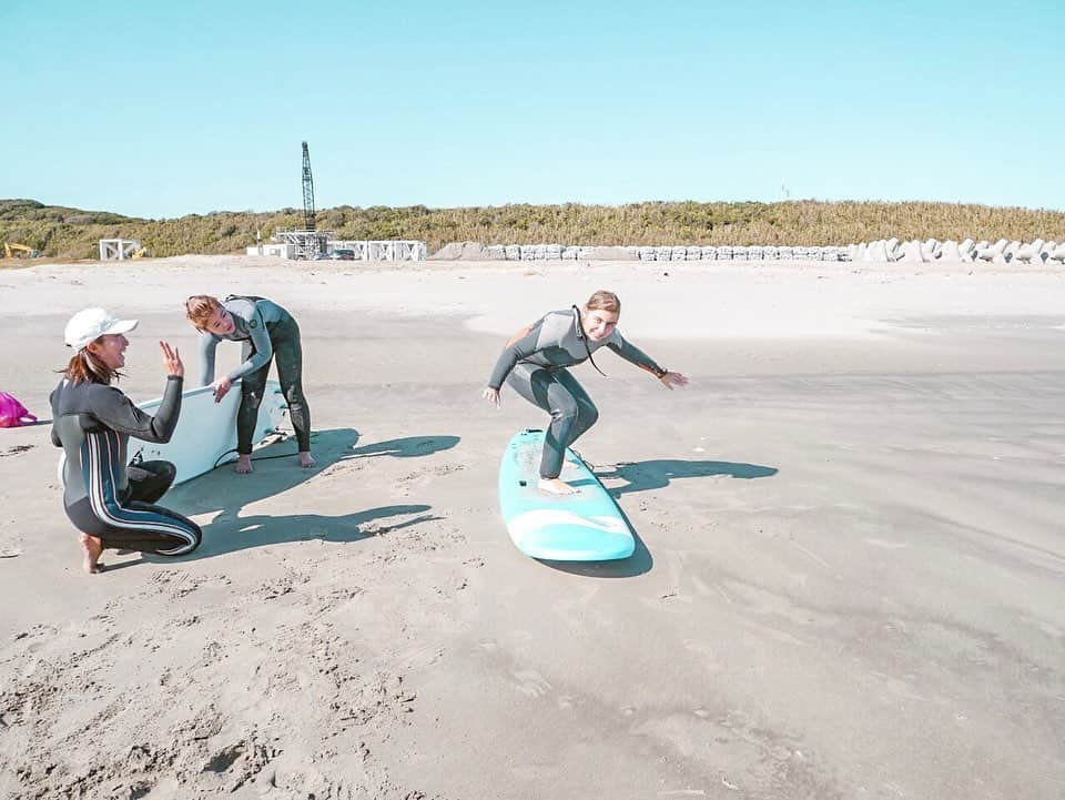 金子藍さんのインスタグラム写真 - (金子藍Instagram)「初サーフィン🏄‍♀️ . かなちゃんがホストファミリーをしており、今回海のないオーストリアから留学して来ているアニカをサーフィン体験に連れて来てくれました💓 . 「私は海が好きです」 「日本は面白いです」と話してくれ 最後には 「サーフィン楽しいです、ありがとうございました」と言われ、2月に帰ってしまう彼女にサーフィンを経験してもらう事が出来、良かったなぁと . かなちゃん💓 こんな経験させてくれてありがとう 📷 @mom.of.2.boys.k . サーフィンレッスン受付中 @ailasurfingschool .  #surf #伊良湖 #サーフィン #サーフィン体験 #サーフィン女子 #healthy #アクティブ #haneypresets」11月8日 22時27分 - aikaneko_surf