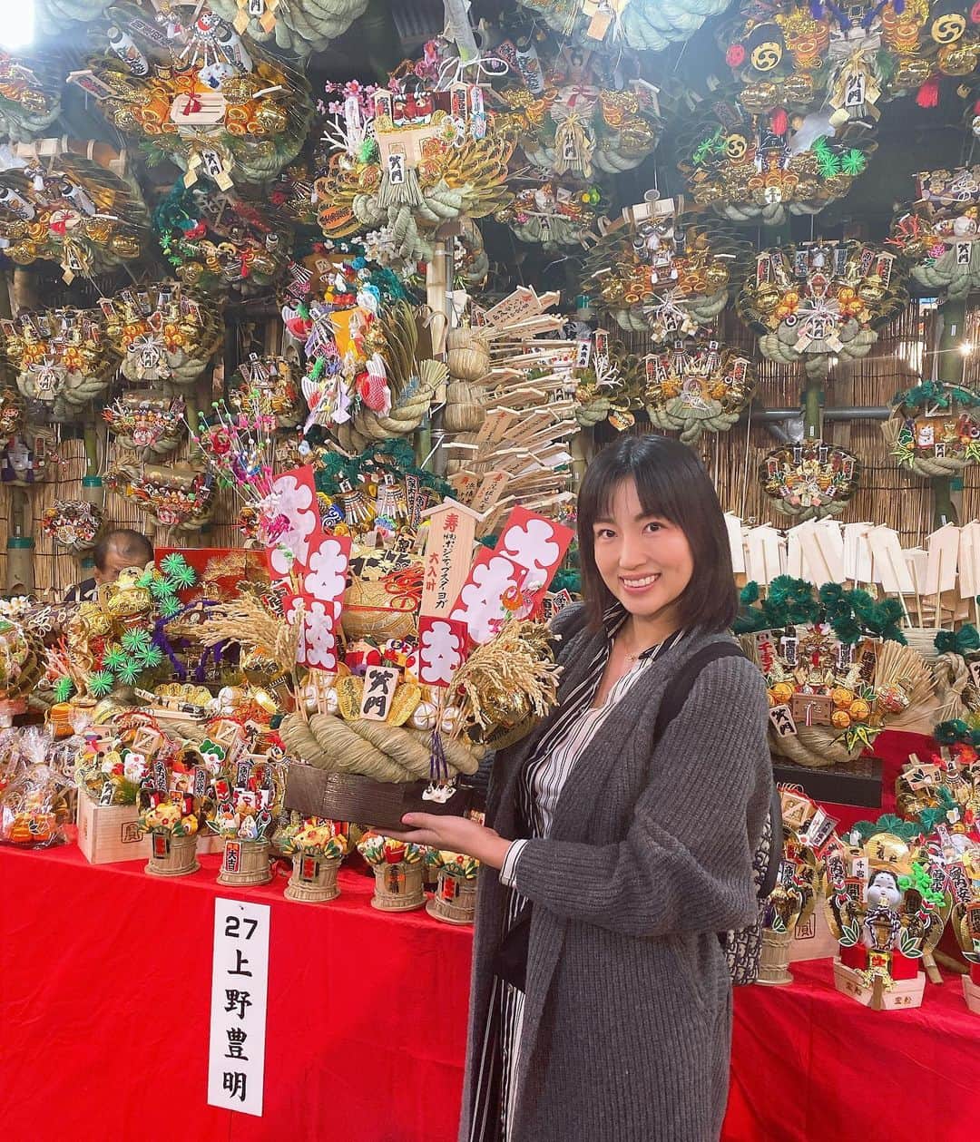 のインスタグラム：「毎年恒例酉の市へ✨ 今年は新宿の花園神社へ😊 今年もビビっとくる熊手をゲット出来て大満足‼️ 4枚目は去年の熊手‼️ちなみに去年は浅草で買いました^ ^ 5枚目は今日買った熊手を早速スタジオの玄関に置いてみたよ😄今期も商売繁盛間違い無し！笑 会社設立10年目に入りましたが、大変な事もたくさんあったけどそれ以上に楽しい事の方が多すぎるっ‼️ 知り合いに言われたけど、ヨガスタジオ10年続いているところはホントわずかみたいですね😂 私は会社立ち上げた当時から、何が何でも10年は絶対にやる！って宣言してきたのでひとまず目標達成🌟 出産したからといって、仕事を疎かにするのは嫌(T . T) スタッフたちには関係ないし、不安にさせたくもないから、出産してもこの半年変わらず頑張ってきたし、私はこれからもやり続けるよ❣️ 今頑張ってくれているスタッフたちは私のことを凄く理解してくれていて、私も本当に居心地いいし、ここまで頑張れるのはPSYメンバーみんなのお陰です^_^ そして来て頂いているお客様に常に感謝の気持ちを忘れずに、また更に10年続けれるように頑張りますっ😊 最後はももちゃんの癒し動画^_^ 離乳食はお豆腐食べてストローマグで麦茶をなんとか飲みました。笑 #酉の市#花園神社#商売繁盛#来年も楽しみ#今年もあと少し#離乳食#赤ちゃん麦茶#ストローマグ#デビュー#生後6か月#ももちゃんです🤗#女の子ママ」