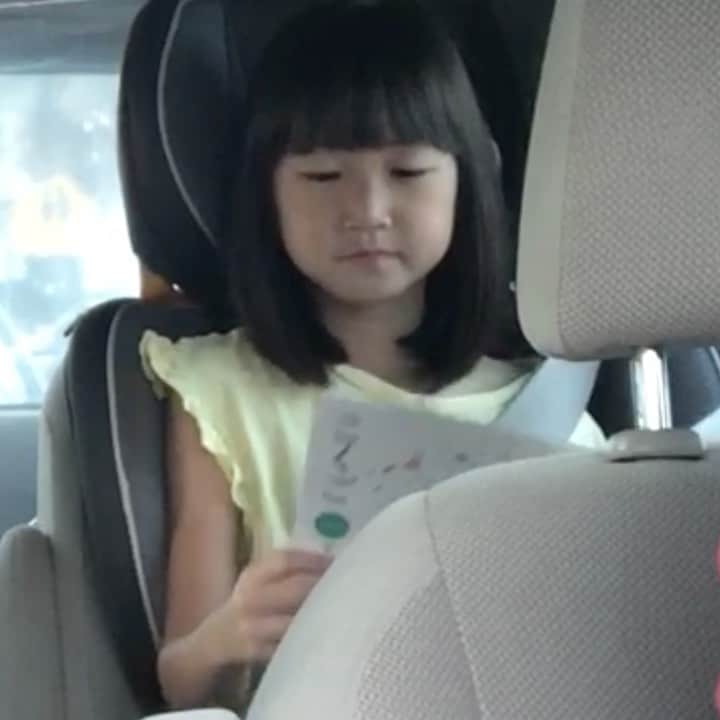 フロリダさえさなのインスタグラム：「アメリカ🇺🇸の現地校に行く車の中で、日本🇯🇵の国語の教科書を読む彩笑。 Sae reading a Japanese textbook while she’s going to the local school in the US. #bilingual #bilingualkids #learnjapanese」