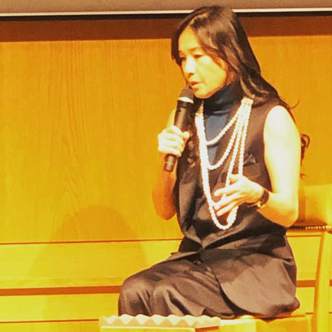 のインスタグラム：「[MASHING UP] さまざまな視点から100名以上のスピーカーから繰り出されるカンファレンス。その中の1人として「アスリートとして、女性として-挑戦し続けることの価値」をテーマにMASHING UP編集長が聞き手になってくださり、JICAオフィシャルサポーターとしてタイへ視察し、現地で見て感じたこと、Challengeすることなどお話をさせていただきました。 #伊達公子 #kimikodate #テニス #tennis #テニスプレイヤー #テニスプレーヤー #tennisplayer #instatennis #instasports #mashingup #conferencethemashingup #jica #tomoumiono」