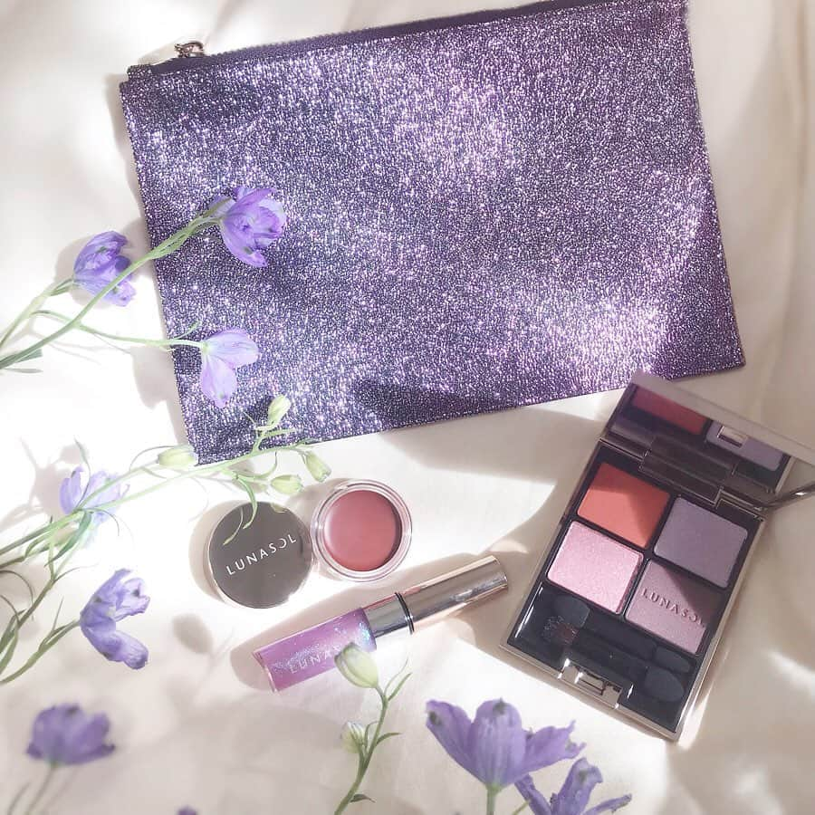 海老原りささんのインスタグラム写真 - (海老原りさInstagram)「💜LUNASOLのコフレ💄💜 . . . 買っちゃいました〜💓 . . 2019年11月8日 発売 ✔︎#ホリデーフェイバリット２０１９ 💜 キラキラのオリジナルポーチに 煌めくパープルやピンク系カラーが入った #アイカラーレーション (アイシャドウ) #ドレスフォーリップス (グロス) #スキニーカラーグロウ の3種類✨ . . 今回のコフレのアイシャドウは 今までのものと違って 使いやすそうなカラバリというよりは 色々な楽しみ方が出来そうなカラバリで 1色1色が映えていて個々に使える感じ✍🏻✨ . 私はパープルとピンクの 幻想的なパール感がお目当てだったんだけど、 他2色もオレンジとブラウンだから捨て色なし👍🏻 . イエローベースの方にも ブルーベースの方にも 合う色が組み合わさった印象✨ . それでいて スキニーカラーグロウは 流行りの深みのあるブラウン系で まさに今使えるカラーだし . ドレスフォーリップスも 多色パールで幻想的な感じ🥺🌙 . . 最近、偏光パールや多色パールを 使うのが可愛くてハマっているので 楽しみだな〜🤤💓 . . . @lunasolofficial  #えびちゃんメイク#クリスマスコフレ2019#クリスマスコフレ#ルナソル#コフレ#デパコス#cosmetics#lunasol#christmas」11月8日 22時33分 - ebichan_nn_n