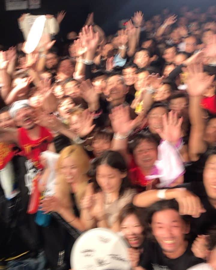 のインスタグラム：「DRAGONASH TOUR 「THE FIVES」 高松festhalleにて無事終了！ 皆さんの力無しでは絶対に乗り越えられなかったツアーでした。本当に助けられた。 苦しい時に支えてくれるファンがいる。 これほど誇りに思える財産が他にあるものか。 その優しさによって、足を踏み出す勇気をもらえました。本当にありがとうございます。  一つとして無駄な痛みなどないさ  歩みを止めず、穏やかな幸せを取り戻すためにも、SEVENSは更に魅力的なステージにします。 変わらぬ応援をどうぞよろしくお願いします！  #dragonash  # THEFIVES」