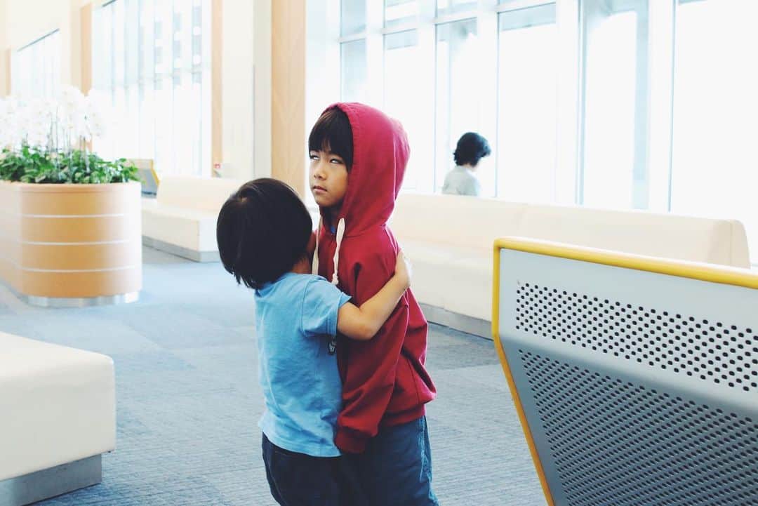 セソコマサユキのインスタグラム：「親としては人の多さに面食らってるわけですが、子どもたちはどこに行ったってマイペースなのであります。ワチャワチャ。」