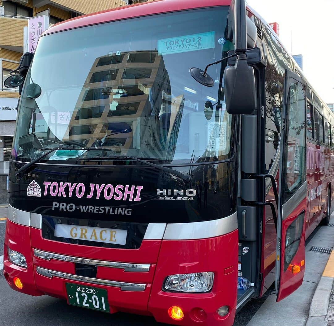 植田朝日のインスタグラム：「🔵🔴﻿ ﻿ 本日のTOKYO12ツアーは東京女子プロレスのバス‼️﻿ ﻿ プロレス好き的にはテンション上がる〜！w﻿ ﻿ まだ、見に行った事ないけどね。。。﻿ ﻿ バモ トーキョー﻿ ﻿ #tokyo12﻿ ﻿」