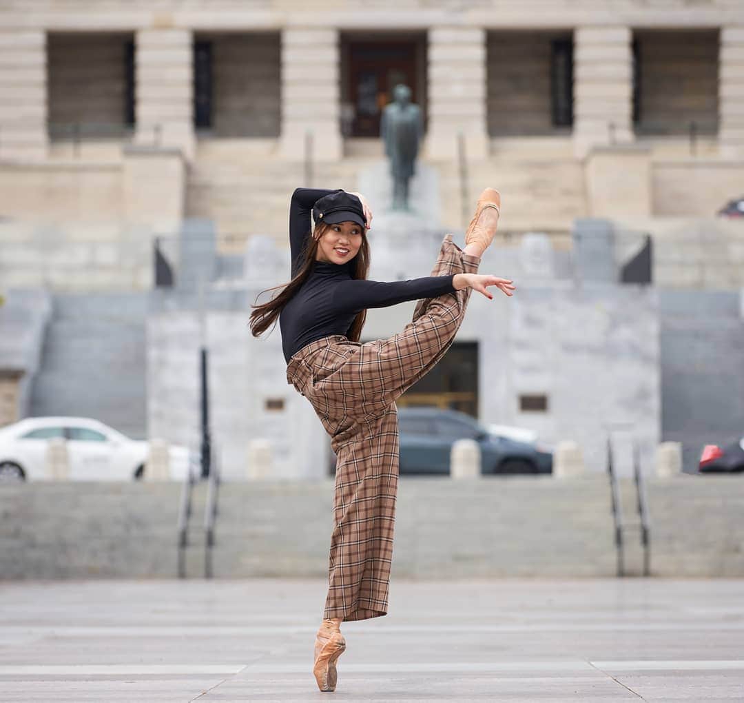 Lily Saito (齊藤莉理)のインスタグラム：「YAY! It's the weekend 🙏🏻 Survived week one of Nutcracker rehearsals 💪🏼 #TisTheSeason |📸 @nashvillephotographer | Turtleneck Leotard from @eurotarddancewear 🙌🏼 #NashvilleBallet #suffolkdance #nashville_tn #nashville #pointemagazine」