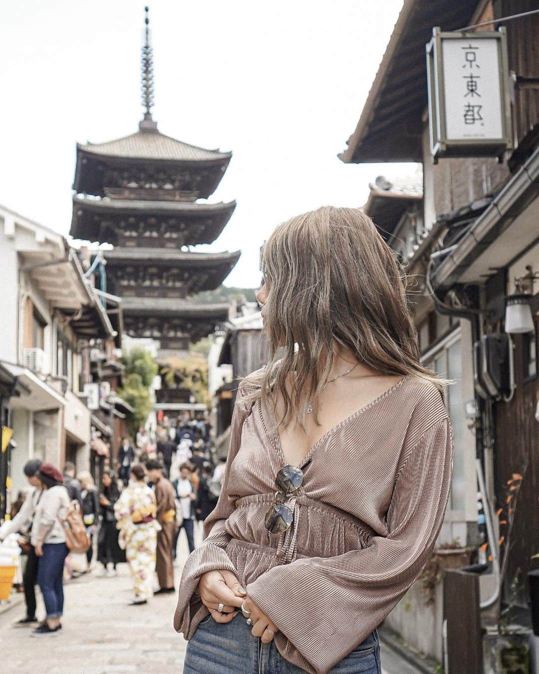 Manamiのインスタグラム：「📍法観寺 ここの道すき🖤 ㅤ tops @zara denim @urbanoutfitters  sunglasses @cavezarosso」