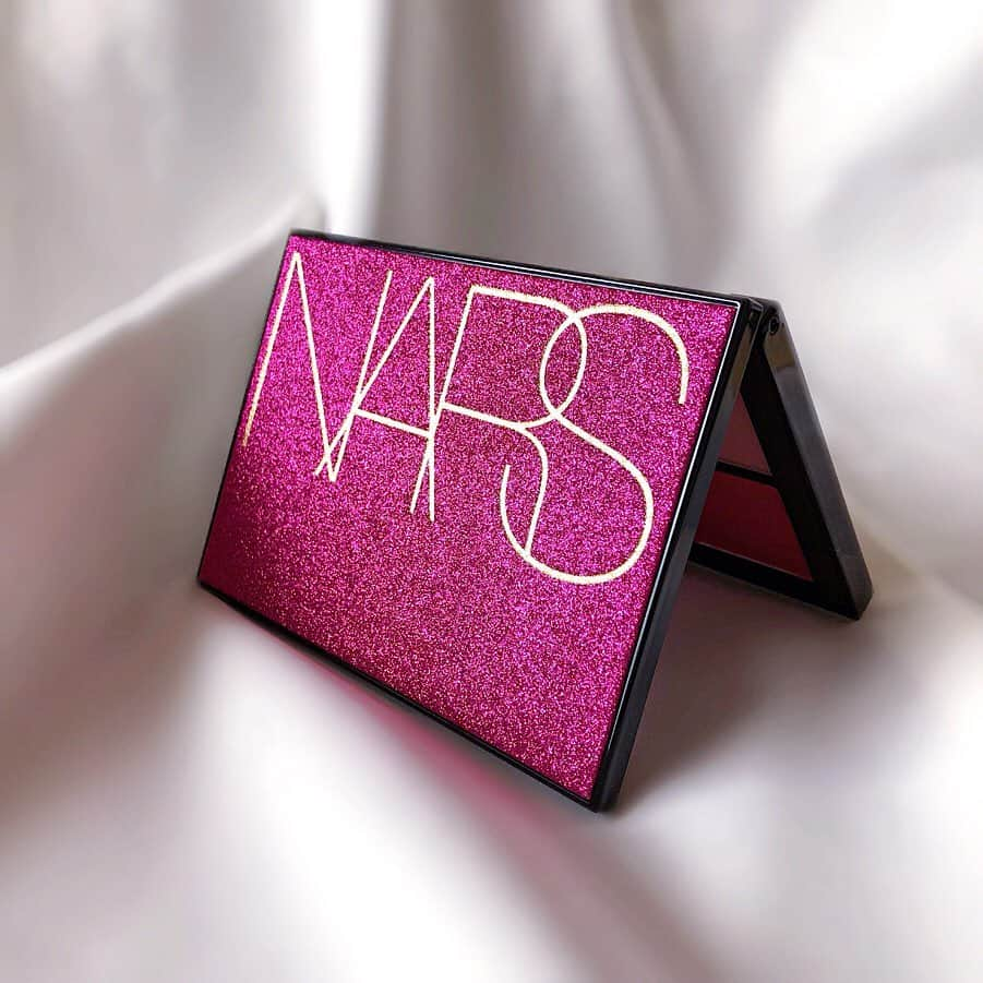 a_k_i_n_aさんのインスタグラム写真 - (a_k_i_n_aInstagram)「NARS ﻿ #ホリデーコレクション﻿ #フリーラバーチークパレット﻿ ¥7,600＋tax﻿ （セミセルフ店舗限定発売）﻿ ﻿ 先日発売されたNARSのホリデーコレクション💓﻿ 今回のNARSはセレブが集まるニューヨークの﻿ 伝説的なナイトクラブ“Studio 54”にインスパイアされた限定コレクション💋 キラキラのパケが一際目立ちますよね〜🥰﻿ ﻿ ﻿ フリーラバーチークパレットは﻿ ブラッシュ5色とハイライター1色が入った﻿ チークパレットです🎨（LUSTER以外限定色）﻿ ハイライト﻿ コーラル、ローズ、ベリーカラー﻿ さらに質感もマットからシマーなものまであり﻿ 物凄〜く贅沢なパレットになってますよ〜😍 単色ではもちろん組み合わせ次第で使い方は﻿ 無限☺️👏👏﻿ このパレットをゲットしてからというもの﻿ 毎朝のチーク選びがとっても楽しい時間に﻿ なってます...😍﻿ ハイライトも粗目立ちしないし ギラつかないので使いやすい！💓 ﻿ ﻿ 左から﻿ ・DISCO NIGHTS（オパール）﻿ ・FINAL CUT（ピーチコーラル）﻿ ・AMOUR（マットローズピンク）﻿ ・LUSTER（シアーゴールデンアプリコット）﻿ ・CRAVE（マットブライトコーラル）﻿ ・LOVES ME（ゴールドシマーが煌く﻿ ストロベリーピンク）﻿ ﻿ ﻿ スウォッチ参考にして頂けたら嬉しいです💓﻿ ﻿ @narsissist  #NARS#クリスマスコフレ2019#クリスマスメイク#cosme#makeup#限定コスメ#チーク﻿ ﻿ ﻿ ﻿ ﻿」11月9日 8時17分 - lucky02181014