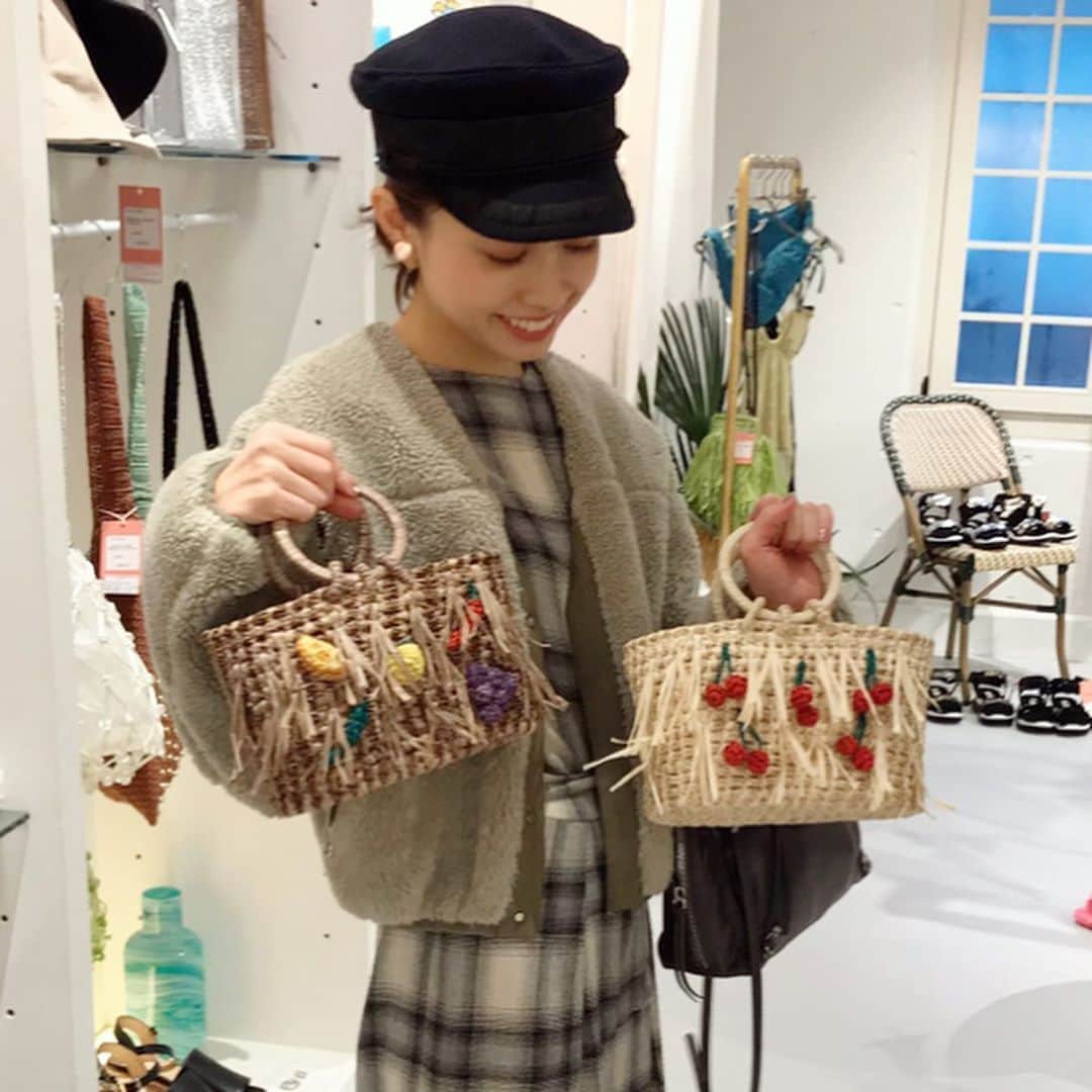 のインスタグラム：「Casselini @casselini_official の展示会へ🍒🍊🍋🍇ロゴなども新しくリニューアルしたCasseliniは可愛いだけでなく大人が遊びで持てるようなアイテムやちょっと大人っぽいアイテムもたくさんあってヘアメイクの真理子　@marikonoheya と一緒に気がつけばたくさん買い物をしてしまっていました✨  #fashion #instafashion #ootd #todaysoutfit #todaysfashion #ファッション #今日のコーデ  #CASSELINI」