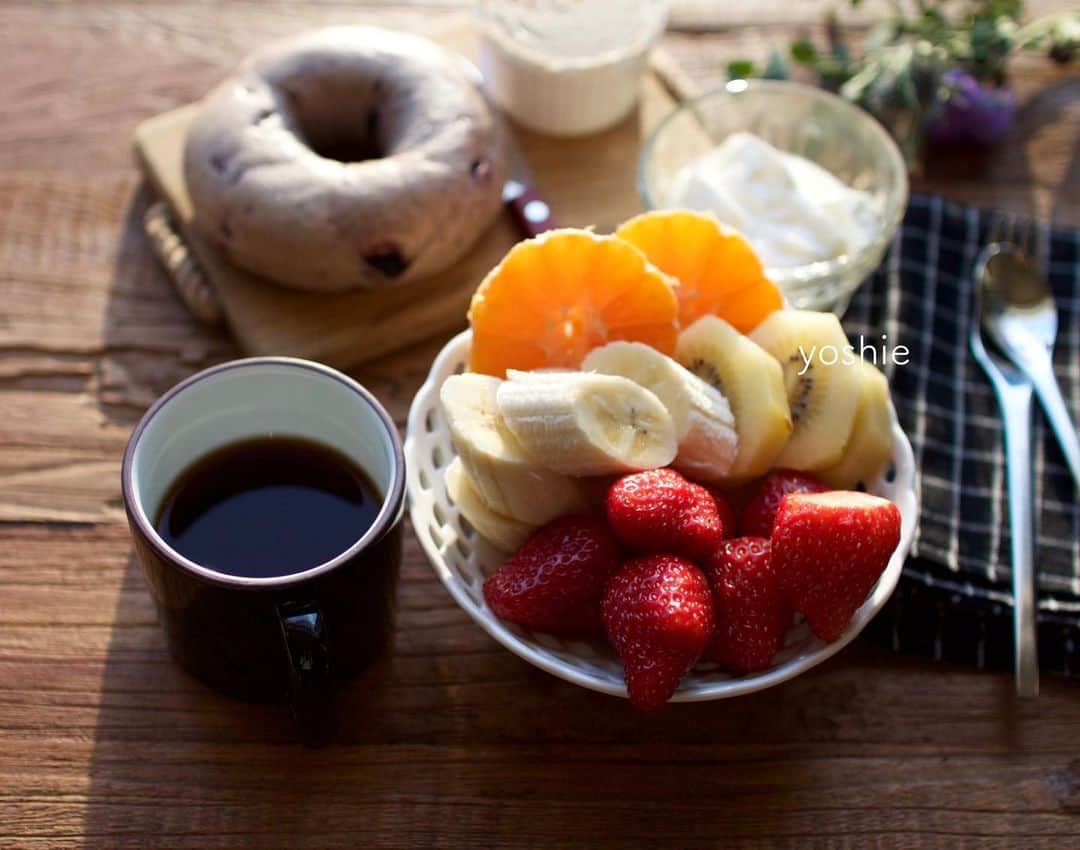 草間淑江さんのインスタグラム写真 - (草間淑江Instagram)「おはようございます！ 11月9日の朝は、フルーツ、ブルーベリーベーグル、ヨーグルトです。 今朝はフルーツメイン。 ブルーベリーベーグルにはメープルバターで頂きました😋 今朝は簡単な朝食でご馳走様でした。 今日も快晴です。 素敵な週末をお過ごし下さい❤️ ・ #朝食#朝ごはん#土曜の朝#フルーツ#ブルーベリーベーグル#メープルバター#朝のコーヒー#幸せな時間」11月9日 8時42分 - yoshie_kusama