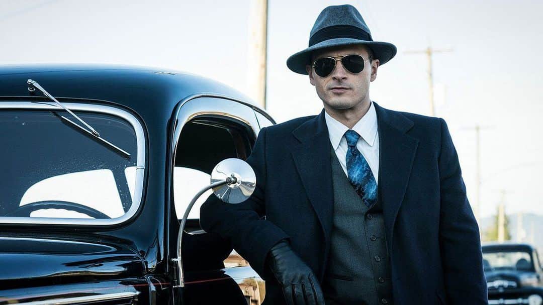 マイケル・マラーキーのインスタグラム：「caption this #captainmichaelquinn #projectbluebook #season2comingsoon」