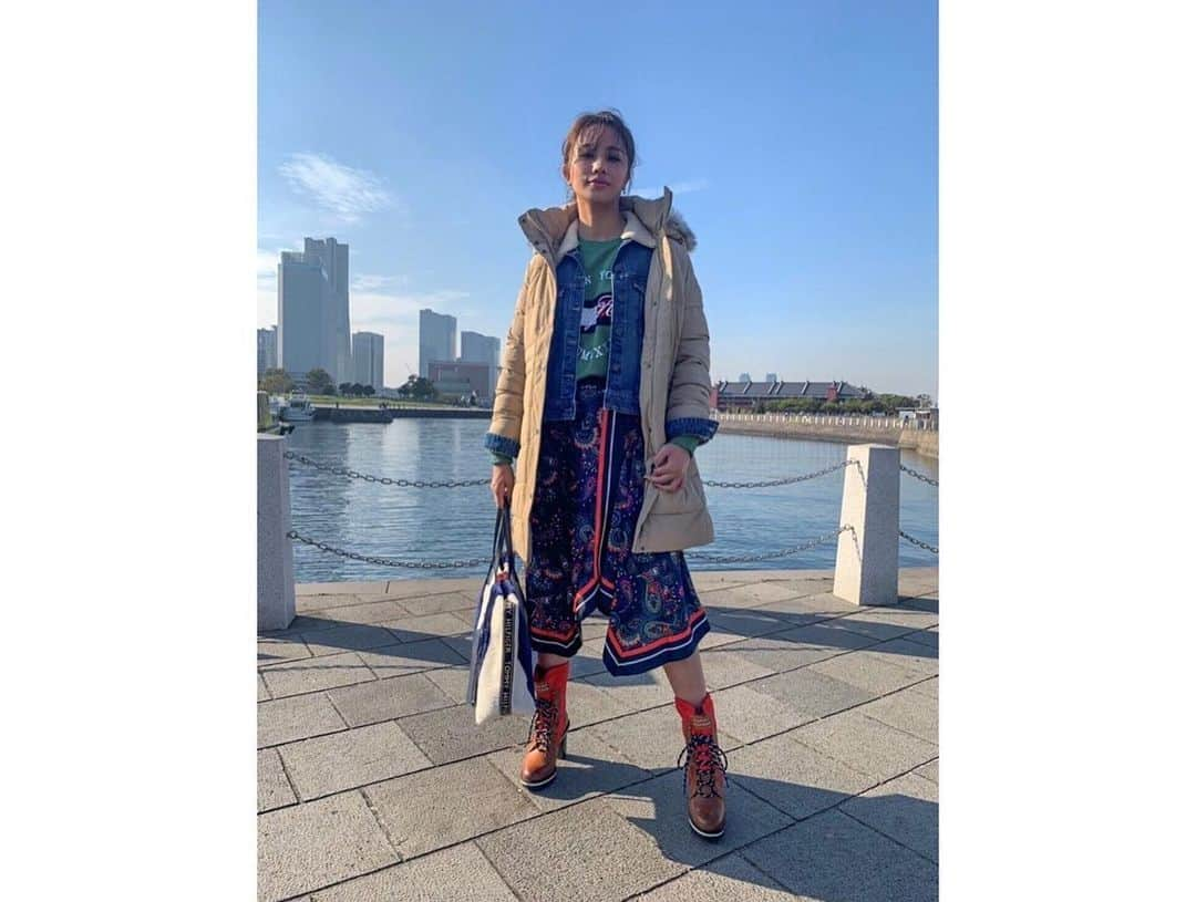 高橋メアリージュンさんのインスタグラム写真 - (高橋メアリージュンInstagram)「Image modelをさせていただいている【Tommy Hilfiger】の“MakeItPossibleのキャンペーンにTwitter/LINEで応募するとお店でパッチがもらえるそうです:) さらに抽選で当たった方には自分オリジナルのパッチももらえます。私もオリジナルパッチを作って頂きました。 詳しくはTommy HilfigerのホームページやTwitterアカウント見てみて下さい^ ^  #TommyHilfiger #MakeItPossible #可能性を信じてやってみよう」11月9日 8時40分 - maryjuntakahashi