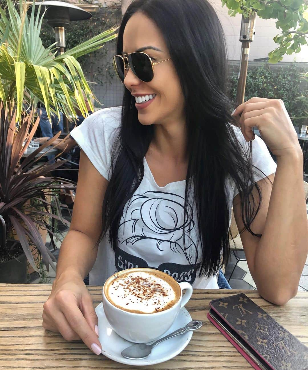 Melissa Risoさんのインスタグラム写真 - (Melissa RisoInstagram)「Trying to be a good girl having cappuccino ☕️ while all my friends are having wine 🍷😩 @zinque #wine vs #cappuccino」11月9日 8時50分 - melissariso