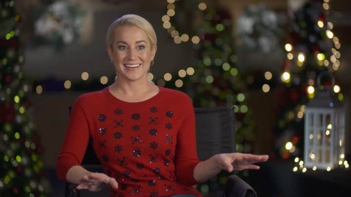 ケリー・ピックラーのインスタグラム：「Only 2 more days y’all! Excited to #CountdownToChristmas with #TheMistletoeSecret on @hallmarkchannel this Sunday!🎄」
