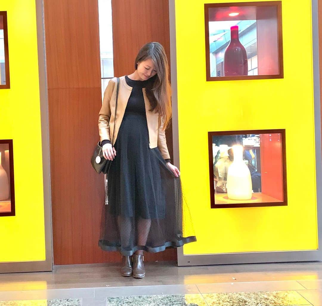 花田浩菜のインスタグラム：「先日のイベントコーデ👗 . . jacket. #naturalbeautybasic @naturalbeautybasic_official  onepiece. #CHOCOA @chocoa_official  bag. #celine @celine . . . . もう、ついふうふういってしまうお腹のポンポコリンさ！😂この日着ていたチュール付きのワンピース、マタニティ用なので可愛くて楽ちん❤️そしてとてもたくさんの人に褒めていただいて嬉しかった😍 産後にも着れる#授乳 にお役立ちのチャック付きの便利なワンピースなのにとっても可愛くて私もお気に入りです💕💕もう最近朝はふゆみたいに寒いから冬物の出番がやってきますね❄️ 一年があっという間！ . . #コーデ #ootd #2人目妊娠中 #妊娠9ヶ月 #12月出産予定 #男の子ママ #女の子ママ予定 #マタニティライフ #ママライフ #ぷんにー #ママコーデ #マタニティ #マタニティーコーデ #授乳服 #l4l #happy #happydays」