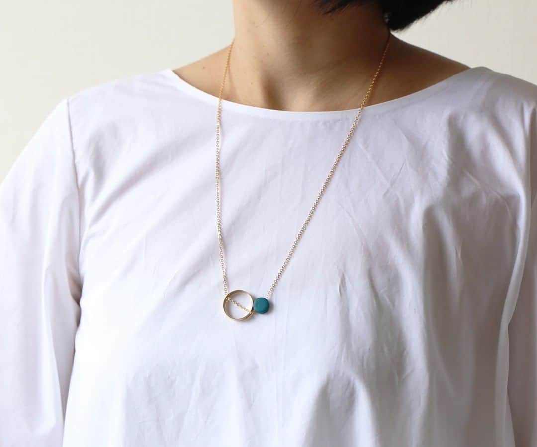 のインスタグラム：「「JEWELRY BY GRUNDLED」 -Utrum ネックレス- . ついついシンプルな洋服になってしまうので アクセサリーは色のあるものを選びます。 デザインもユニークでGRUNDLEDは おススメブランドです。 . ◎商品は当店トップページのバナーorプロフィールのURLからどうぞ。 ▶︎ @kozlife_tokyo . #KOZLIFE #japan #instahome #instagood #instajapan #outfit #fashion #instadaily #instagood #ootd #fashionaddict #instafashion #denmark #Jewelry #necklace #jewelrybygrundled #grundled #handmade #アクセサリー #暮らし #北欧 #北欧アクセサリー #今日のコーデ #ジュエリー #シンプル #ファッション #コーディネート #ネックレス #グルンドレッド」
