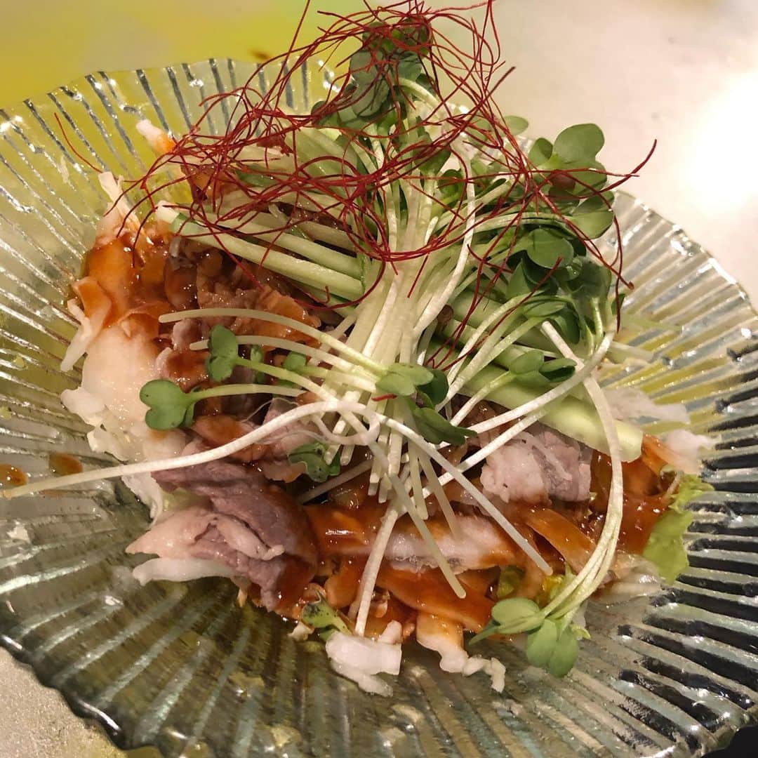 アンジェラ佐藤さんのインスタグラム写真 - (アンジェラ佐藤Instagram)「中国居酒屋橙台の人気メニュー、サーモン手巻き寿司🍣 お酒込みの食べ飲み放題2200円はCPが神でそ？(。-∀-)ﾆﾔﾘ  #中国居酒屋橙台 #橙台 #すすきの中華 #食べ飲み放題 #久しぶりにお邪魔したらメニューがかわってた #ガツ盛りメニューなるみんなで食べたくなる大皿料理があったよ #橙台炒飯なまらウマー #Instagramの雑誌に掲載された橙台店長のアランちゃん可愛い笑」11月9日 9時10分 - angela_satou