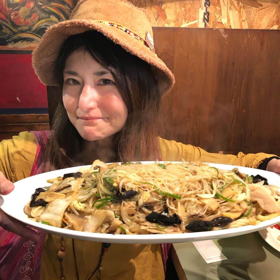 アンジェラ佐藤さんのインスタグラム写真 - (アンジェラ佐藤Instagram)「中国居酒屋橙台の人気メニュー、サーモン手巻き寿司🍣 お酒込みの食べ飲み放題2200円はCPが神でそ？(。-∀-)ﾆﾔﾘ  #中国居酒屋橙台 #橙台 #すすきの中華 #食べ飲み放題 #久しぶりにお邪魔したらメニューがかわってた #ガツ盛りメニューなるみんなで食べたくなる大皿料理があったよ #橙台炒飯なまらウマー #Instagramの雑誌に掲載された橙台店長のアランちゃん可愛い笑」11月9日 9時10分 - angela_satou