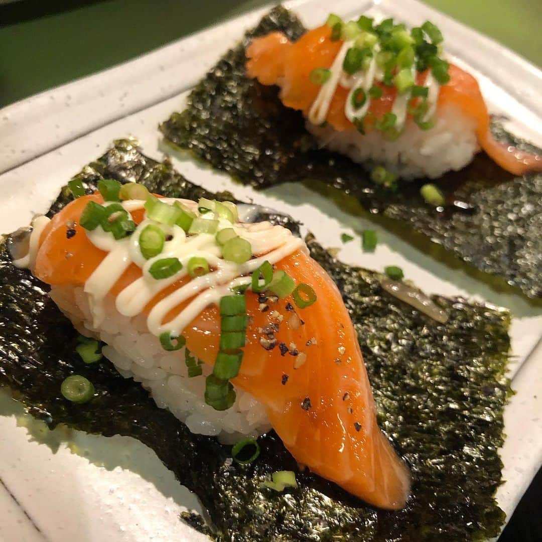 アンジェラ佐藤さんのインスタグラム写真 - (アンジェラ佐藤Instagram)「中国居酒屋橙台の人気メニュー、サーモン手巻き寿司🍣 お酒込みの食べ飲み放題2200円はCPが神でそ？(。-∀-)ﾆﾔﾘ  #中国居酒屋橙台 #橙台 #すすきの中華 #食べ飲み放題 #久しぶりにお邪魔したらメニューがかわってた #ガツ盛りメニューなるみんなで食べたくなる大皿料理があったよ #橙台炒飯なまらウマー #Instagramの雑誌に掲載された橙台店長のアランちゃん可愛い笑」11月9日 9時10分 - angela_satou