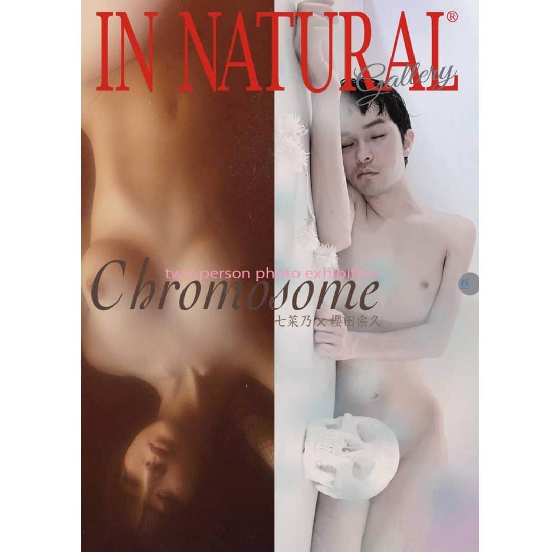 櫻田宗久のインスタグラム：「七菜乃×櫻田宗久　二人写真展 「Chromosome」  Space:IN NATURAL gallery  Adress:大阪府大阪市中央区本町4-7-7飛鳥ビル203  Tel:06-6484-6837 mail:contact@setzer.jp Twitter:@BaceSetzer  2019年12月20日(金)〜29日(月) 2020年1月7日(火)〜12日(日)  12月20日(金)オープニングパーティー 17:00〜19:00  平日12:00〜19:00 土日13:00〜18:00  自らも被写体として数々の写真家に裸体を撮影され、裸体に特別な意味はなくただ私の美意識がそこにあるだけと語り写真家としても女体の美しさを撮り続ける七菜乃。 90年代にモデルとしてデビュー後、自らのゲイというセクシャリティーをカミングアウトし写真家として男性の裸体を被写体に撮影を重ねそこに個人的な半生を投影していると語る櫻田宗久。 今回の展示ではそれぞれの持つ同じ肉体を被写体にしながら、自身の思う美を表現する二人の写真作品の展示となります。 二人の写真作品からは、女性と男性のヌードの違いだけではなくそれぞれの作家が生きてきた女性、男性というジェンダーの個人史を見ることができます。 タイトルに櫻田が選んだ「 Chromosome （染色体）」は性を決定づけるのは二本の性染色体であるという事実と、ジェンダー概念、写真の技法を「染色」という言葉にイメージを重ね合わせ、この不思議な染色体からなる私たちの肉体がそれぞれの人生において体験、翻弄されてきたことに前向きに思考していく気持ちを表したいという気持ちから名付けられました。 裸体という意味を個人として感じる美意識から考える二人の作品から見えてくるものとは何でしょうか。  七菜乃 写真家・モデル･女体愛好家  モデル活動中より、2015 年作家デビュー。2015 年セル フポートレート写真集『NANANANO DIARY』を日本カメラ社より発行。最新写真集『My Aesthetic Feeling』(芸術新聞社刊)が発売中。 TWITTER: @nana7nano  INSTAGRAM:@nananano.nano @nana7nano.nananano  櫻田宗久 写真家・アーティスト 1976年生まれ。1993年にモデルとしてデビュー後、俳優、歌手、タレントとして活躍。現在は、写真家として国内外の展覧会に作品を発表している。 2011年より新宿二丁目でArtbar「星男」をオープンしオーナーを務める。 TWITTER,INSTAGRAM:@munetopia http://munetopia.com/  #2019 #art  #artgallerys #artist #photography  #櫻田宗久 #sakuradamunehisa  #contemporaryart #artcollectors  #fineartphotography #abstractphotography #contemporaryphotography #fineart  #abstractart #artcurators  #gay #gayart #artforummagazine  #malenude #instart #arte #현대사진 #미술　#chromosome #japan #艺术作品　#写真展　#大阪」