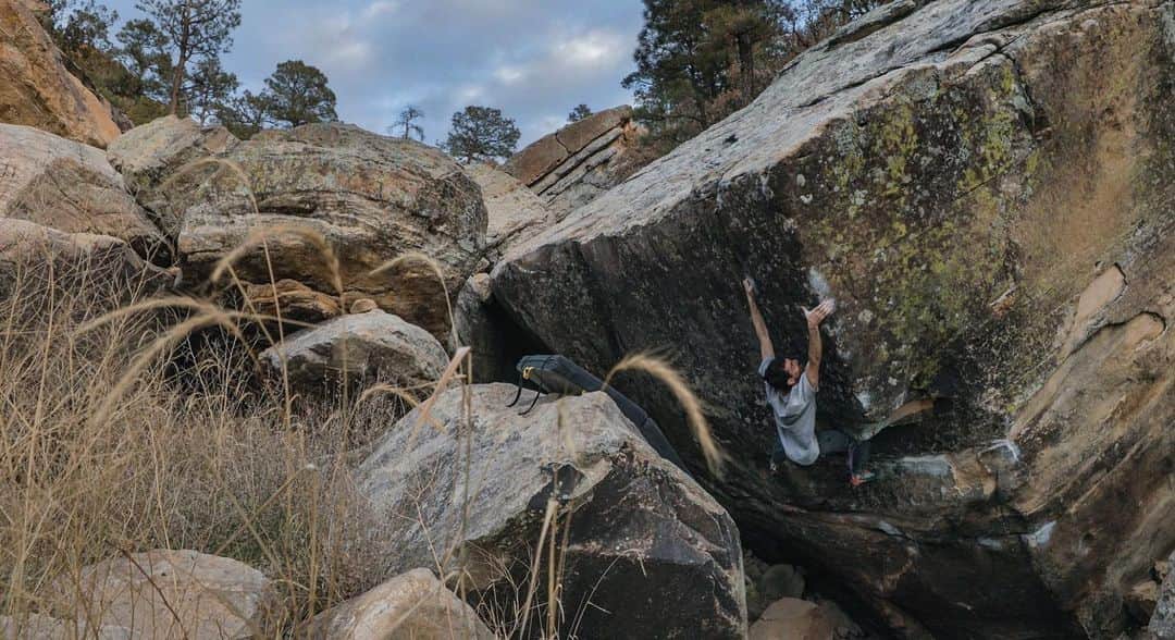 ポール・ロビンソンのインスタグラム：「@dave_graham_ has an ability unlike anyone else to seek out and discover sequences on seemingly impossible boulders. Here is one of the probably hundreds of 5 ⭐️ Dave boulders I have been lucky enough to climb, “Calm Ethereal,” V13. Happy early bday Dave dawg! #bouldering photo: @lizzy.ellison」