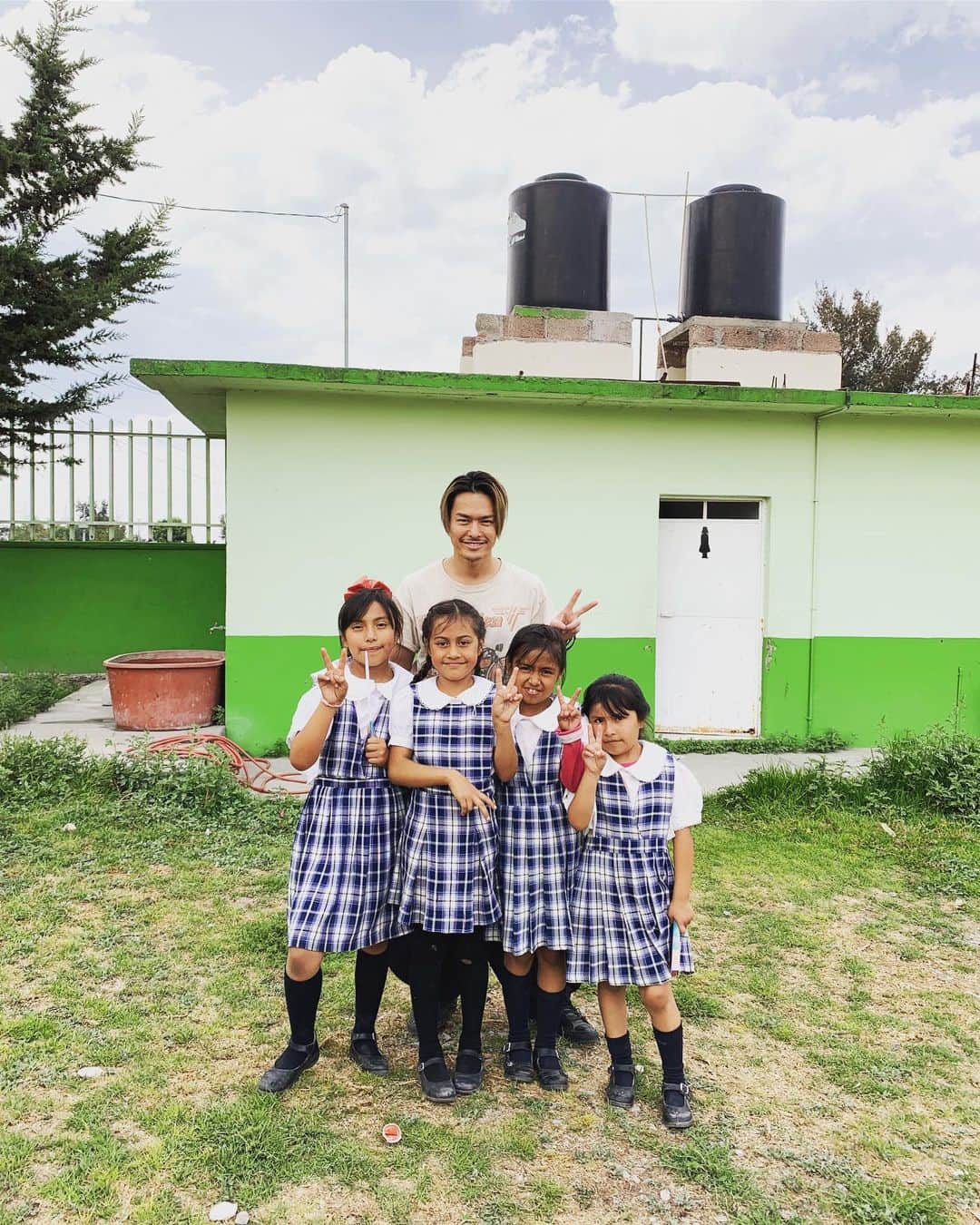 今市隆二さんのインスタグラム写真 - (今市隆二Instagram)「パワー頂きました！アーティストとしてこれからの活動に強い想いを抱き、やるべきことを決心した場所。成長してまたメキシコに絶対にいきます！ありがとう✨ #メキシコ #子供達 #可愛い #パワー #真っ直ぐ前を見て #感謝 #goldman」11月9日 0時43分 - jsbryuji_official