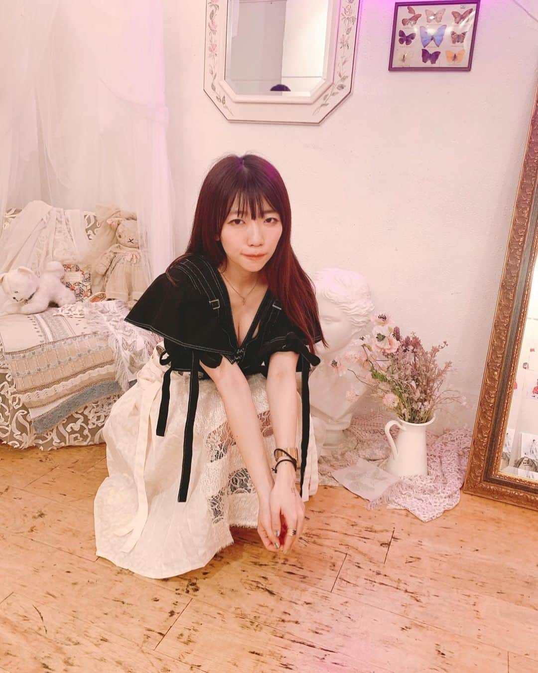 ぱいぱいでか美のインスタグラム：「先日rurumu:の展示会にお邪魔しました❤︎ APOKALIPPPSのメンバーと行ったよん ꙳ #rurumu  #exhibition #APOKALIPPPS #宇佐蔵べに #仲瀬みあら #平野友里 #バンもん #恋汐りんご パイセン ꙳ 前回注文したスカートを履いてお邪魔しました❤︎ 今回も佳苗さんが作るお洋服の可愛さと繊細さにドキドキした、、。 その中でもカジュアル寄りなトップスを注文させてもらいました！ それから佳苗さんがスタイリングしてくれた時に惚れてしまったベルトも❤︎ あとたまたま汐りんと行った時間が一緒だった！ 色違いになりました(Ｕ⌒▽⌒Ｕ三Ｕ⌒▽⌒Ｕ) 着るのめちゃくちゃ楽しみです。 着るのめちゃくちゃ楽しみな服があるの嬉しすぎるなー❤︎ そして今回もSiberiaのプロップが素敵でした。」