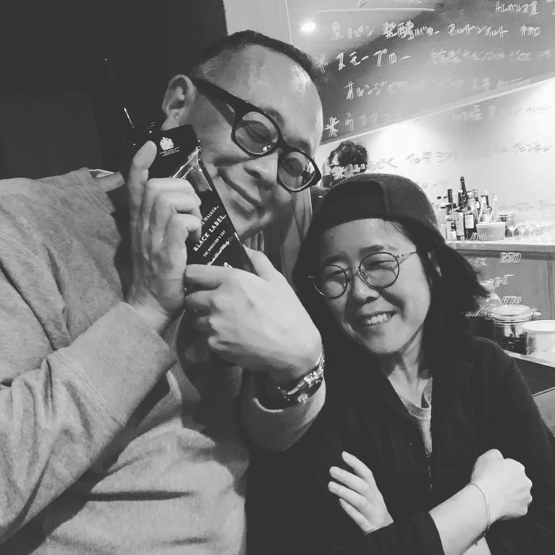 のインスタグラム：「"仕事"という名の素敵なバーで、やっとこさ、お目当ての人に会えた。サンフランシスコの大好き写真家、高橋ヨーコ。一緒にいい仕事したなぁ。一時帰国のタイミング、何年ぶりだろ！期せずしていい夜になるのが金曜日。ビバ！ #barwerk  #高橋ヨーコ」