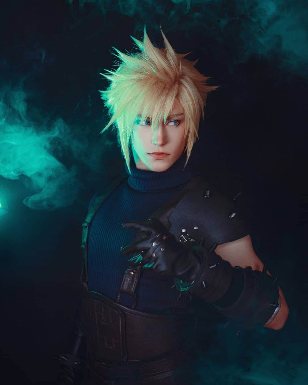 Geheさんのインスタグラム写真 - (GeheInstagram)「kept this one a bit secret too, but after so many years of wanting to cosplay him, here's Cloud! 🐥 This was possible thanks to @EzCosplay who sponsored this FFVII Remake Cloud costume, super nice quality, accurate and very comfortable 👌  Base wig is also from them!  Moar pics coming soon 👀💦 #FinalFantasyVII #FFVIIRemake  #FinalFantasyVIIRemake #CloudStrife #CloudCosplay #CloudStrifeCosplay #EzCosplay #CosplayPhotography #Geheichou」11月9日 0時58分 - geheichou