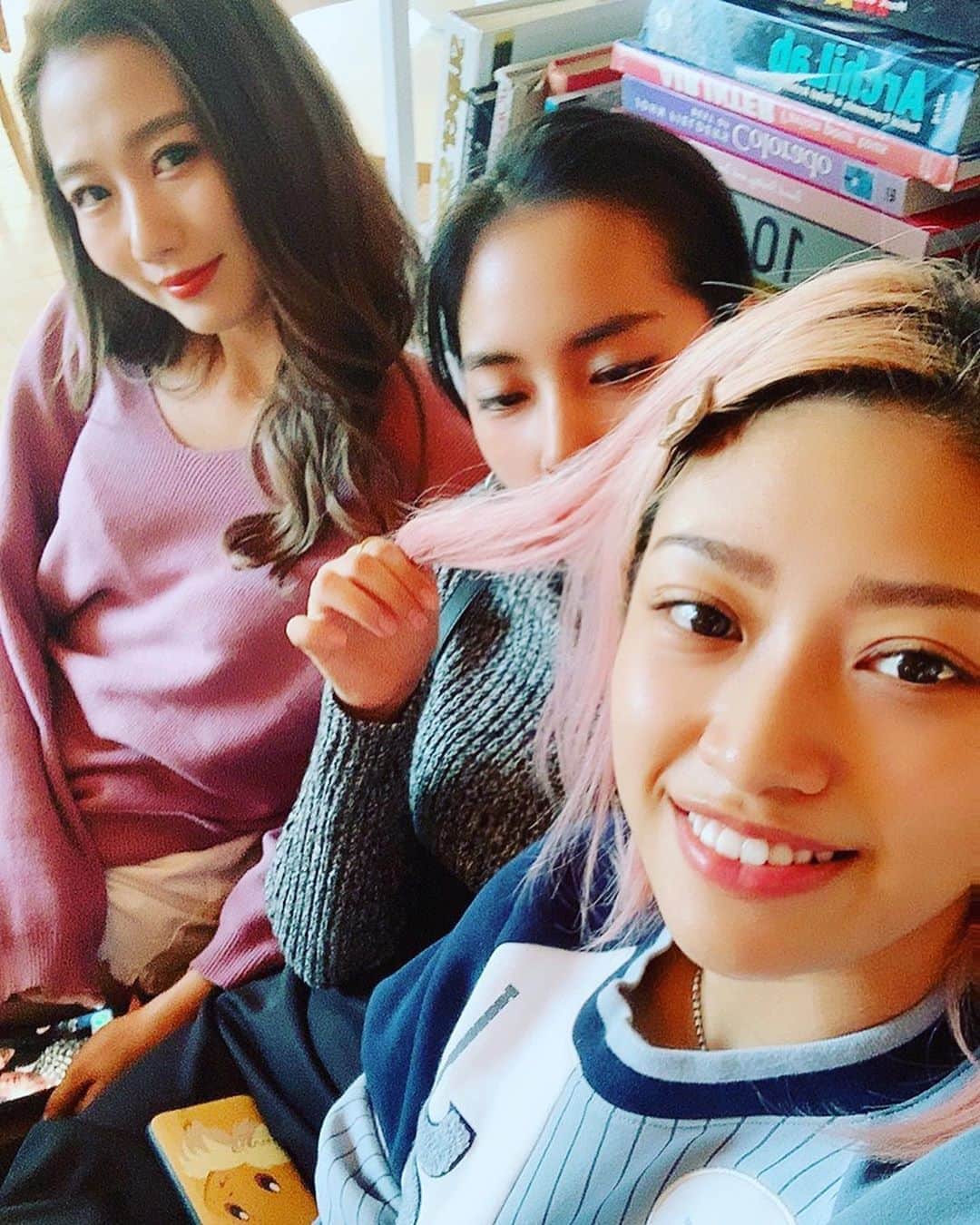 木村花のインスタグラム：「はるかさんえみかちゃんはなの髪さわりがち💆🏻‍♀️♡ #すっぴん失礼」