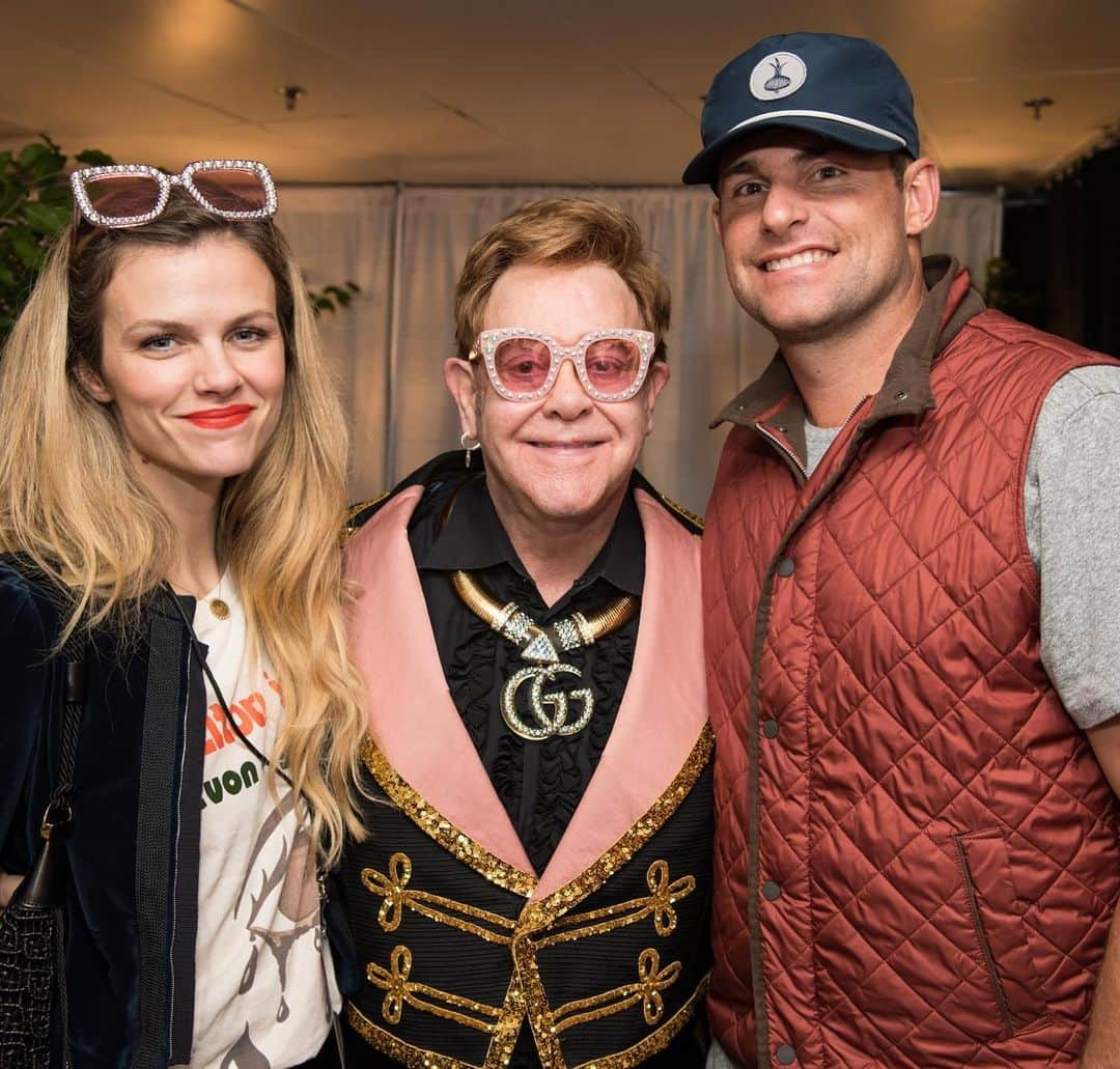 ブルックリン・デッカーさんのインスタグラム写真 - (ブルックリン・デッカーInstagram)「What is this life? We love you @eltonjohn and sobbed like babies seeing you play your Farewell Yellow Brick Road show. 📷: @bengibsonphoto」11月9日 1時23分 - brooklyndecker