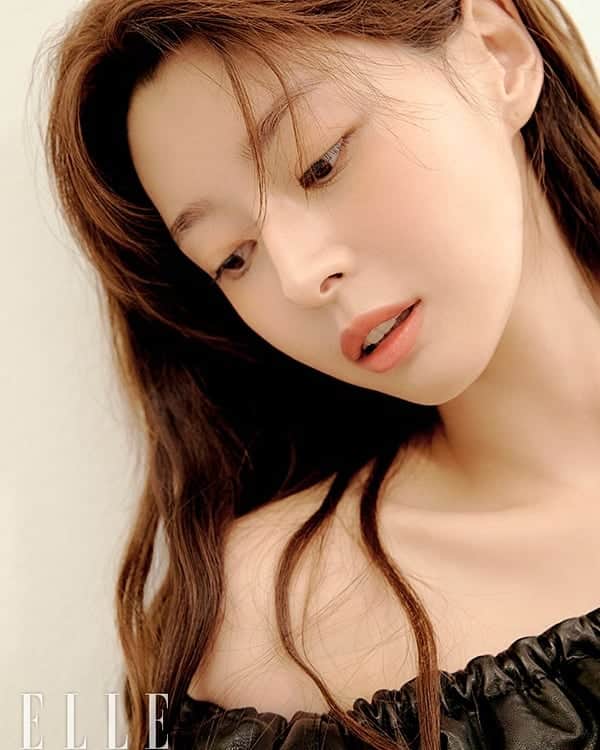 のインスタグラム：「Kwon Nara @hv_nara For ELLE Korea Magazine October Issue 💛 . . . . . #권나라 #KwonNaRa #권아윤 #koreangirl #kpop #asiangirl#맞팔 #셀스타그램 #셀카 #얼스타그램 #데일리 #선팔 #인스타그램 # #l4l #f4f  #like4like  #おしゃれ #オシャレ #いいね返し #フォロー #韓国人 #韓国 #セルカ #自撮り #ファッ」