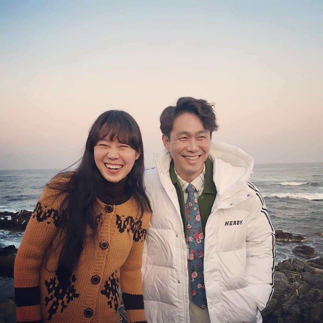 コン・ヒョジンさんのインスタグラム写真 - (コン・ヒョジンInstagram)「노땅콩씨 , 햄볶아요 # 동백꽃필무렵🌺 #월세동결약속.  노형 한번 봐주세요 용식씨」11月9日 1時33分 - rovvxhyo