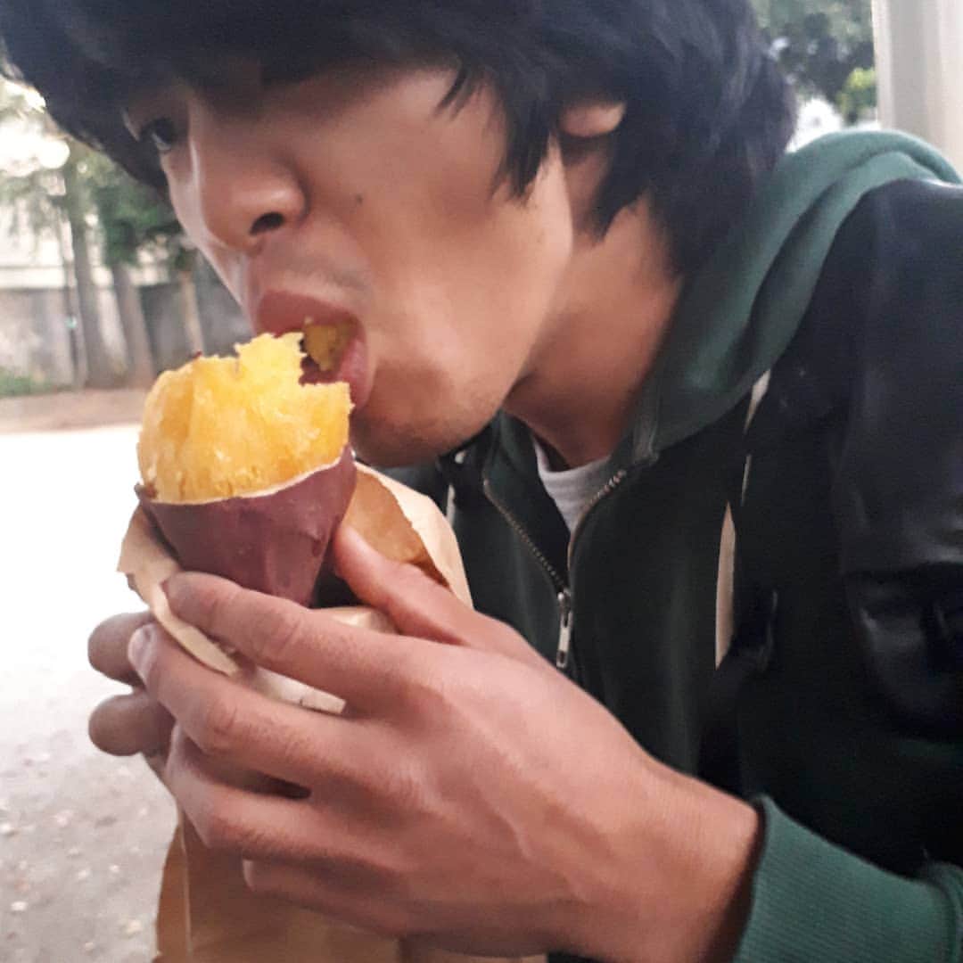 松本拓郎（マスオチョップ）のインスタグラム：「今年もまた同じパーカー同じ公園で焼き芋食う。150円安い。」