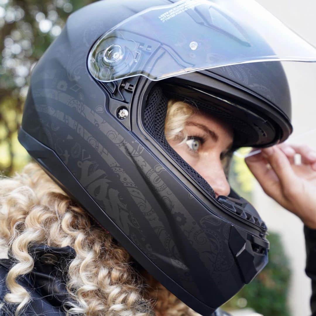 リンゼイ・ジャコベリスさんのインスタグラム写真 - (リンゼイ・ジャコベリスInstagram)「🎵 If you like it better put a lid on it!!! 😂 Thank you @vosshelmets for keeping me safe on the road! 🏍 #vosshelmets  #ridewithvoss #motorcycles」11月9日 1時30分 - lindseyjacobellis