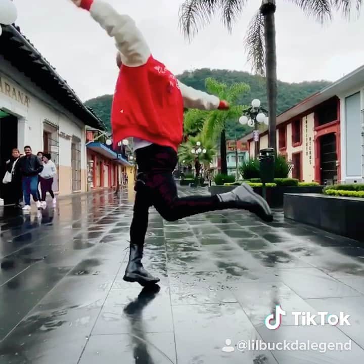 Lil Buckのインスタグラム：「LETS GO!!! Already 1.1million views on TikTok 🤯🙏🏾‼️ So I’m kicking off the #SWLilBuckJump Challenge with @stuartweitzman here on Instagram! Start with the #buckjump bounce, then add your own moves. I’m @memphisjookin , but you do you…don’t forget to Tag @stuartweitzman for that repost! And FOLLOW MY TIKTOK ACCOUNT! Same username 👌🏾#SWLilBuckJump #Ad #SWBuckJump Challenge」