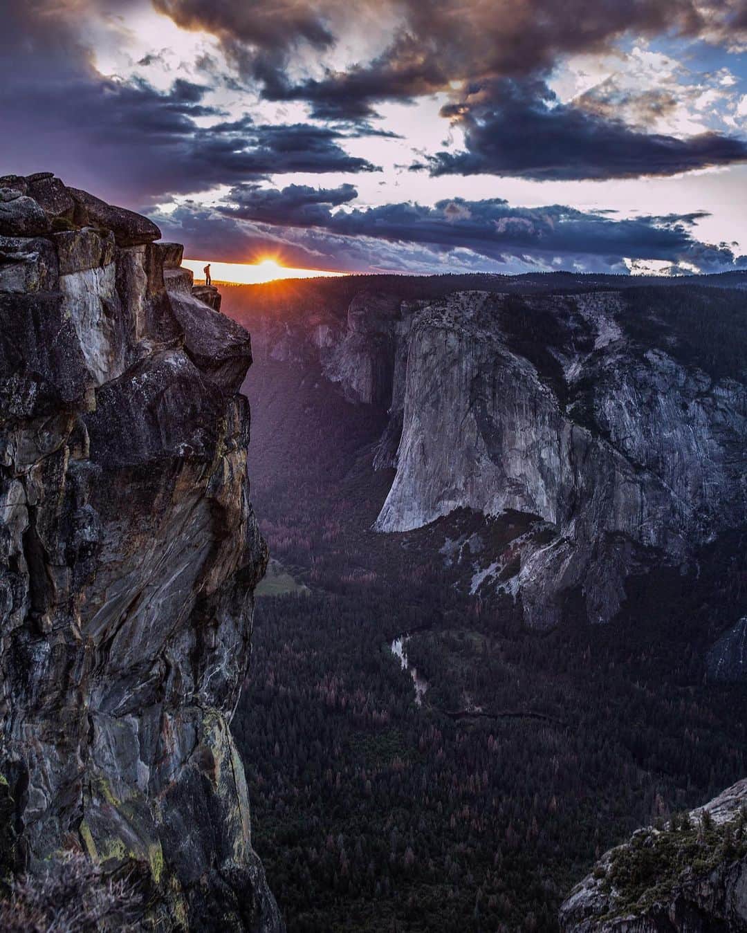のインスタグラム：「Photos by Jimmy Chin @jimmychin | We have been on a wild ride with @freesolofilm over the last year. Coming out the other side of an amazing theatrical release and awards run (a BAFTA, 7 Emmys, and an Oscar), it’s still safe to say that bearing witness and documenting @alexhonnold's process of preparation and eventual free solo of Yosemite's El Cap still easily remains the wildest part of that ride. While we tried to manage the pressure of making the film and doing our best to shield Alex from the pressures of production, nothing compares to what Alex managed over those two years and particularly on June 3, 2017. We have all been incredibly grateful for the connection people have had with the film—there is truly no more a film team could ask for. Excited to share that Free Solo will be launching again November 12 on Disney +. Here are a few moments from the magazine assignment to celebrate the upcoming release and new life for Free Solo.」
