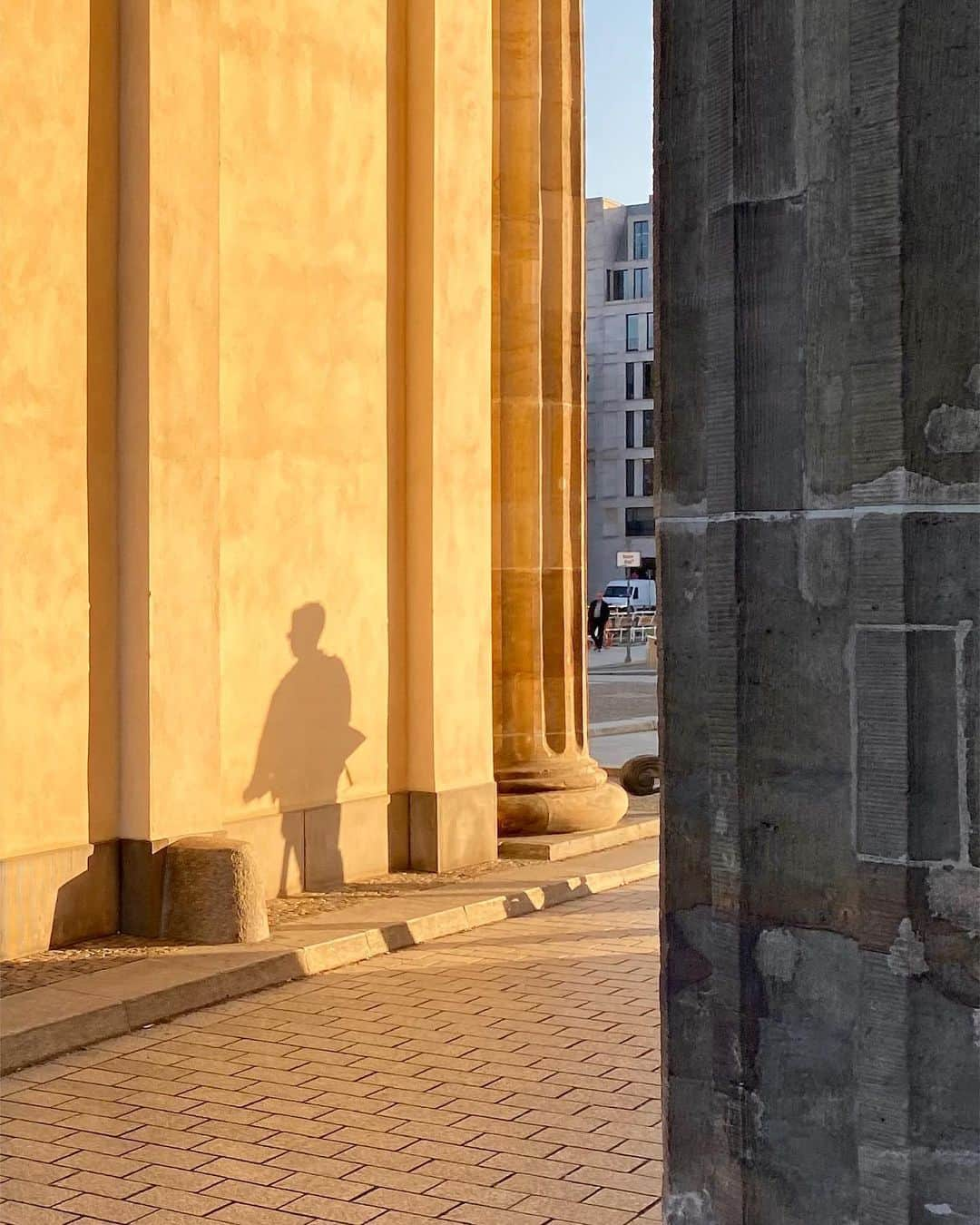 appleさんのインスタグラム写真 - (appleInstagram)「Commissioned by Apple. “If I walk through Berlin today, I don’t always know if I’m in the East or West. Thirty years after the fall of the Wall, there are still scars. But the world is dynamic. Nothing is really permanent.” #ShotoniPhone by Martin U W. @martinuwaltz. On the 9th of November 1989 the #BerlinWall fell. Thirty years later Martin walked the route to capture a city reunited.  1. On 9 Nov 1989, Berliners from East and West gathered together to tear down the Wall. The city has since been transformed by reunification, but the memory of the Wall remains. — 2. The once impenetrable line of the Wall is now crossed thousands of times a day in both directions. — 3. The line of the Wall runs through buildings, streets, lakes, and parks. Often people don’t know they’re crossing the border that once divided the city. — 4. The iconic Brandenburger Tor became one of many rallying points on the night of the ‘Mauerfall.’ Spaces and structures once walled off to the public allowed free passage once more. — 5. In many places the structure of the Wall is now reduced to a faded line of bricks. — 6. The fall of the Wall led to a new Germany. Across the city, at places like Potsdamer Platz, East and West Berliners now meet freely and in peace.」11月9日 1時43分 - apple