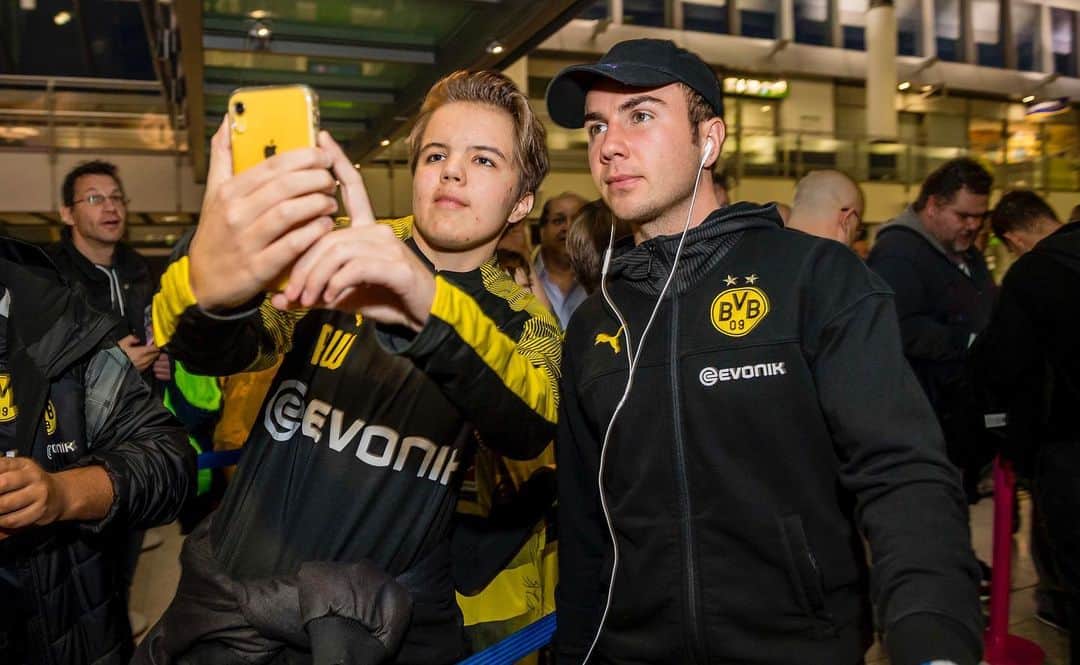 ボルシア・ドルトムントさんのインスタグラム写真 - (ボルシア・ドルトムントInstagram)「NEXT S🔝: München 🛫 #FCBBVB 📲But first, let me take a selfie!」11月9日 1時48分 - bvb09