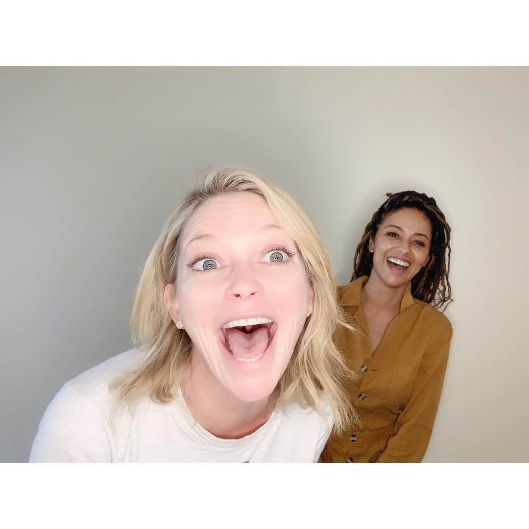 のインスタグラム：「It’s FRIDAY!! 🎉🎊✨ Big shout out to my girl @amanda_detmer also know as #whitettracey on #empire 😘😘😘❤️❤️❤️ #TGIF #empire fox #girlpower #friends」
